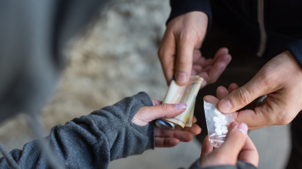 Guy buying illegal drugs